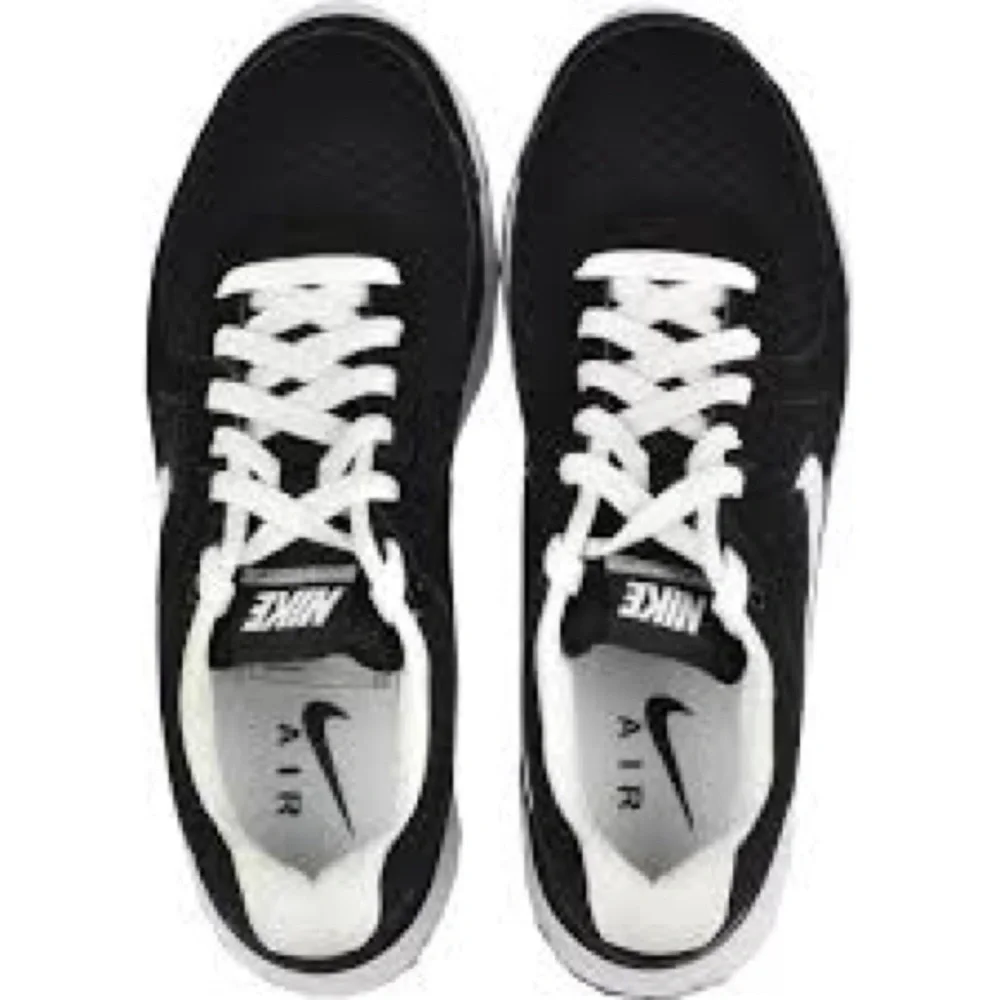 Nike Air Relentless Running Black  and White Athletic Sneakers 8.5 NWT
